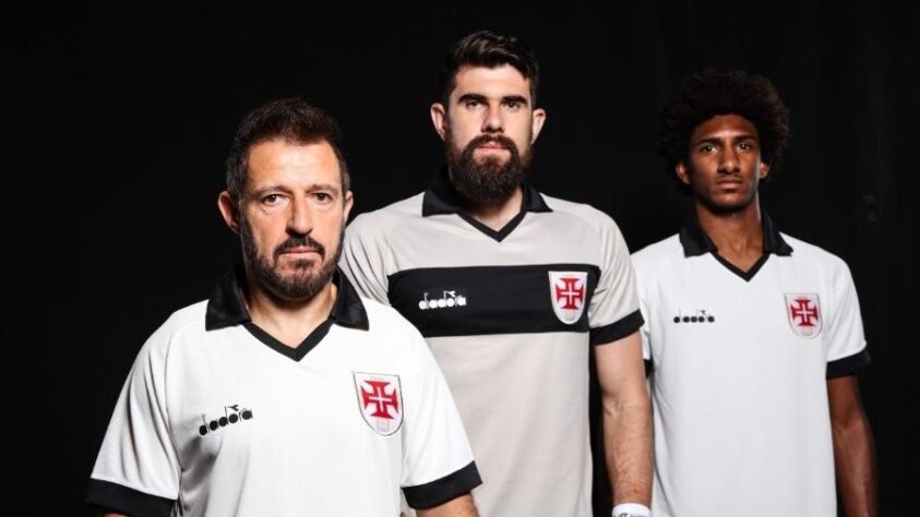 2019 - Muito vista até os dias de hoje, a camisa III de 2019 traz como grande novidade o escudo, que foi inspirado nos elemntos do troféu "Bodas de Ouro", que traz uma versão estilizada da Cruz de Cristo, e foi doado ao clube por portugueses em comemoração ao Cinquentenário do Vasco da Gama.