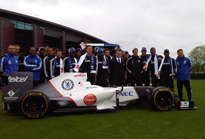 Voltando no tempo e invertendo os papeis. Em 2012, o escudo do Chelsea estampou os carros da Sauber. A parceria entre o clube inglês e a equipe suíça durou cinco anos e marcou uma geração de fãs que testemunhou a icônica parceria entre um time de futebol e uma escuderia de Fórmula 1. Com o emblema do bicampeão europeu na carenagem, a Sauber conquistou quatro pódios.