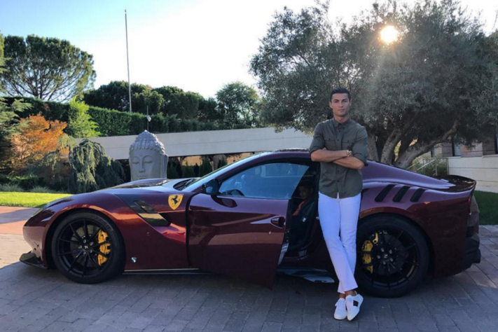 Ferrari F12 TDF - Adquirido em 2021, Cristiano Ronaldo já posou diversas vezes ao lado do automóvel que vale R$ 2,1 milhões.