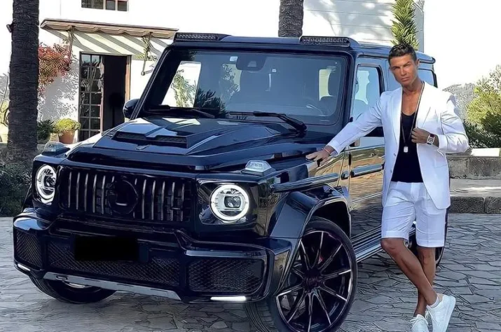 Mercedes G-Wagon Brabus - Carro vale cerca de R$ 3,6 milhões e é um dos únicos que não foram comprados pelo jogador. Cristiano Ronaldo ganhou o veículo de sua esposa Georgina Rodriguez quando completou 35 anos.
