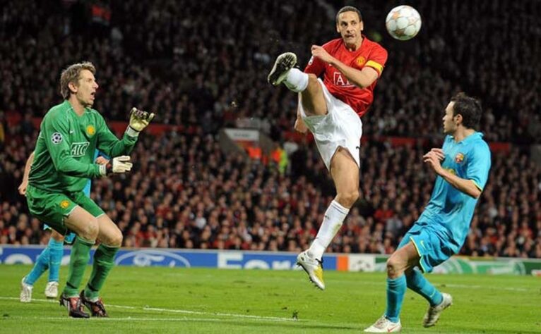 23/04/2008- O primeiro confronto. Ainda jovens, Cristiano Ronaldo com 23 anos e Messi aos 20 se enfrentaram pela primeira vez. Em um 0x0 entre Manchester United e Barcelona válido pelo jogo de ida das semifinais da Champions League 2007/08. CR7 já era o grande protagonista do time inglês, e perdeu pênalti no início do jogo.  No jogo da volta, os Red Devils eliminaram os culés e posteriormente se sagraram campeões da competição mais disputada do mundo. Foto: