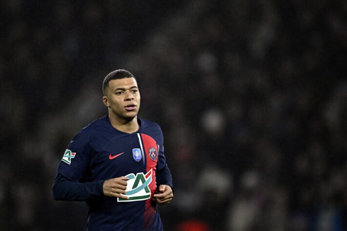 A ida de Kylian Mbappé para o Real Madrid está mais próxima que nunca. O badalado atacante francês será, sem dúvidas, uma das maiores contratações do clube espanhol, porém, diversas estrelas que passaram pelo Real sentiram a camisa e não atuaram o esperado em suas passagens. Confira alguns deles!