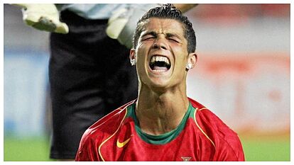 O ano é 2004 e a primeira decepção da carreira de Ronaldo acontece, a derrota para a Grécia dentro de casa na final da Euro foi um choque difícil de digerir. Foto: AFP