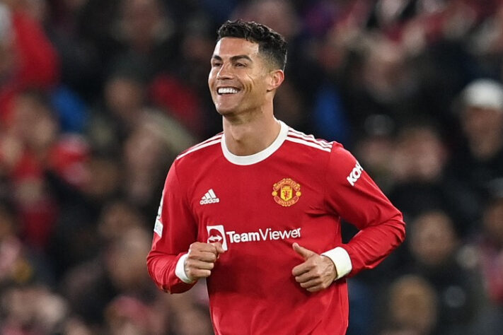 A última dança. Cristiano estava de volta ao clube que era apaixonado, e aos 36 anos, seguiu fazendo história. Em sua primeira temporada, vice-artilheiro da Premier League, com direito a atuações memoráveis. Porém, devido a problemas pessoais graves, CR7 não conseguiu manter o nível da última temporada. Dessa forma, chegava ao fim sua passagem pela Europa. Ronaldo agora joga em campos Árabes, pelo Al-Nassr, e eternamente vamos lembrar de tudo que o português fez no Velho Continente. Foto: AFP