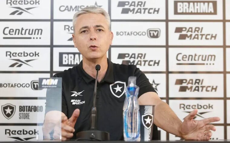 O Botafogo demitiu Tiago Nunes após empate com o Aurora, pela segunda fase da Libertadores, e está em busca de um novo treinador. Assim, o Lance! listou os clubes brasileiros que mais trocaram de técnicos durante o século. O levantamento foi feito pelo jornalista Rodolfo Rodrigues.
