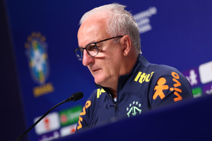 O técnico Dorival Júnior fará sua primeira convocação da Seleção Brasileira na sexta-feira (28), e uma pré-lista do treinador foi divulgada pela jornalista Raissa Simplício. Saiba os nomes que o profissional planeja chamar!