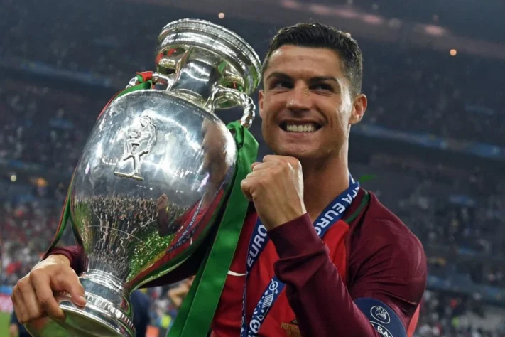 Em 2016 a consagração máxima aconteceu. Cristiano vencia o primeiro título da história da seleção portuguesa, a Eurocopa. Não havia mais contestação, ele de fato já era uma lenda.