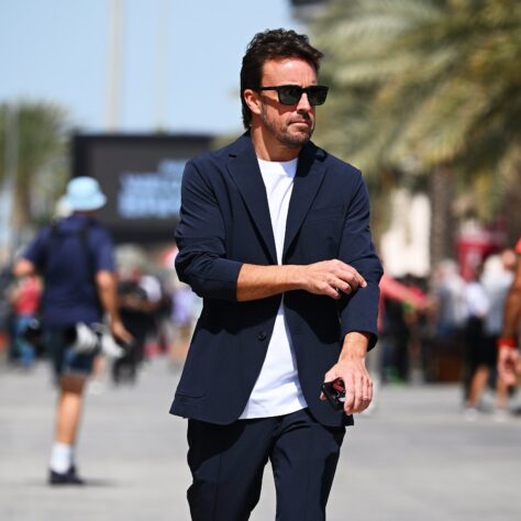 Alonso - O automobilista espanhol que defende a equipe da Aston Martin. Clássico, optou por um conjunto simples e óculos de sol.