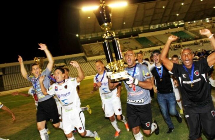 O Campeonato Paraibano de 2014 foi dividido em dois turnos com oito clubes. No primeiro turno, Treze e Botafogo não participariam, pois disputavam a Copa do Nordeste. Com a desistência de duas equipes, Queimadense e Sport Campina foram convidados para participar da competição. As duas melhores equipes de cada turno se enfrentariam nas semifinais em busca de uma vaga na decisão do estadual.