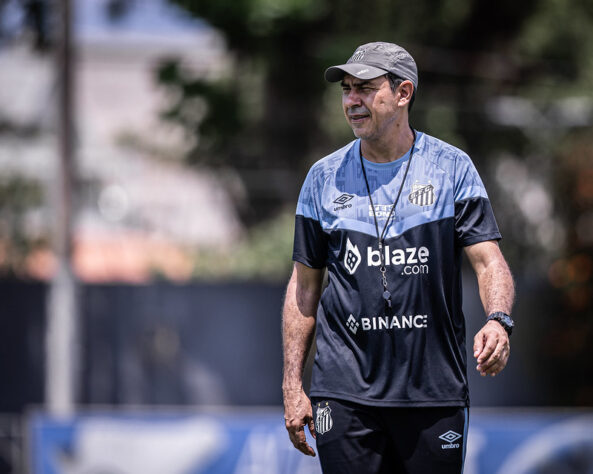 7 - Santos - 38 trocas de treinadores - 30 técnicos no século - Atual treinador: Fábio Carille