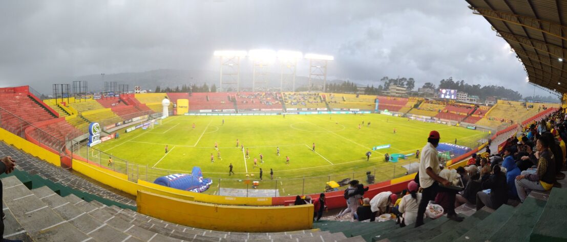 6 - Estádio Gonzalo Pozo Ripalda, do Aucas, eliminado na fase preliminar (em Quito, Equador): 2.850 metros de altitude