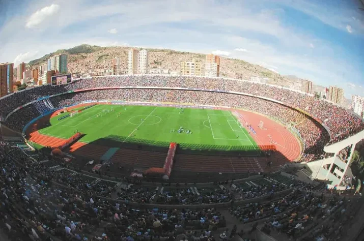 2 - Estádio Hernando Siles, do Bolívar e do The Strongest (em La Paz, Bolívia): 3.640 metros de altitude
