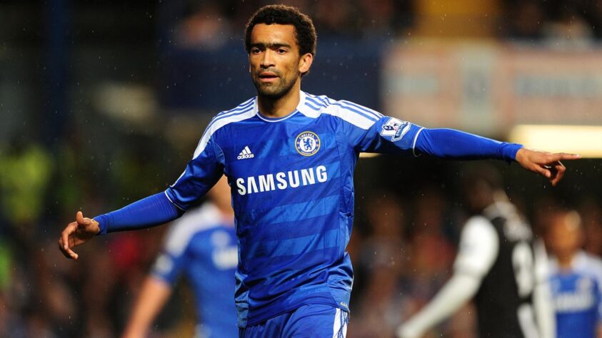 José Bosingwa - Porto 2003/04 e Chelsea 2011/12. 