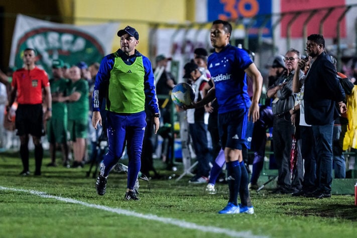 O Cruzeiro anunciou a saída do técnico Nicolás Larcamón.  Ele estava no cargo desde dezembro de 2023 e tinha contrato com a Raposa até o fim de 2025. Confira profissionais brasileiros livres no mercado!
