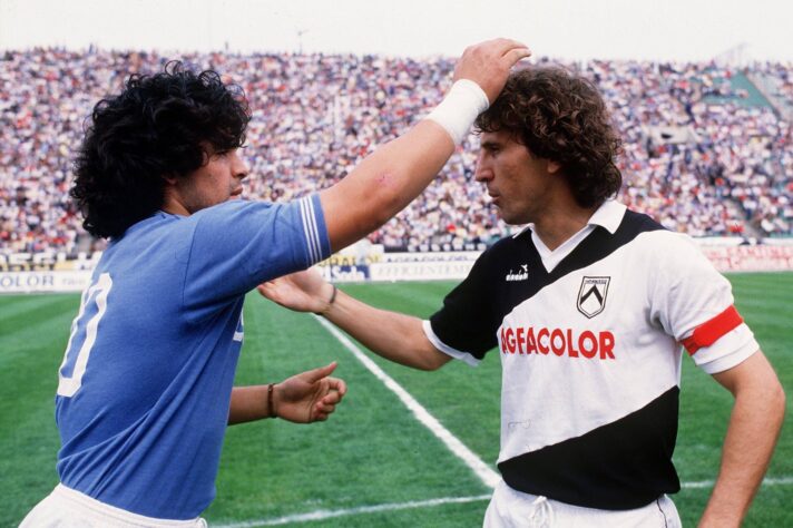 UDINESE 2 X 2 NAPOLI - SERIE A DE 1984/85: Maradona marcou um golaço de falta e abriu o placar para o Azzurro. Zico participou dos dois gols da virada da Udinese, dando duas assistências. Mas Maradona, de novo, pegando rebote de fora da área, empatou o jogo e deu número final a histórica partida. 