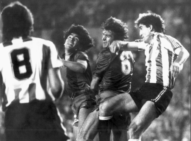 ATHLETIC BILBAO 1 X 2 BARCELONA - LA LIGA 1983/84: Maradona estava de volta a San Mamés após a batalha campal pela Copa do Rei para, no sacrifício, determinar a vitória do Barça contra o Athletic Bilbao no segundo turno de La Liga. Diego marcou os dois gols no triunfo por 2 a 1.