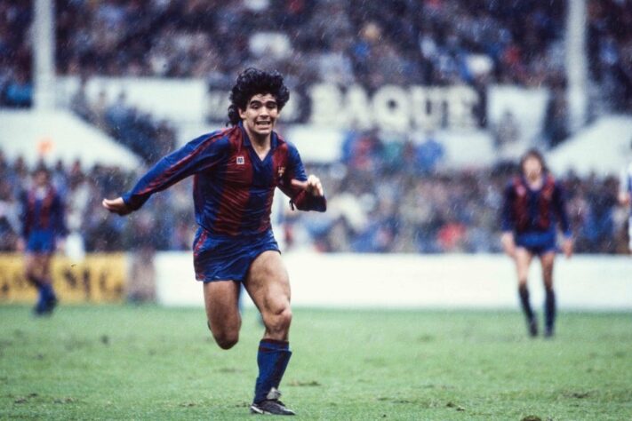 BARCELONA 8 X 0 APOLLON LIMASSOL - RECOPA DA EUROPA: Na goleada humilhante do Barcelona para cima do Apollon Limassol, Maradona marcou um hat-trick, em uma exibição de gala.