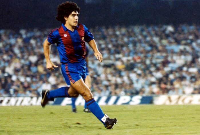 BARCELONA 2 X 2 REAL MADRID - COPA DA LIGA ESPANHOLA DE 1982/83: Pela extinta Copa da Liga Espanhola, Real Madrid e Barcelona empataram em 2 a 2 no Santiago Bernabéu. O destaque da partida foi pelo gol de placa que marcou Maradona. Driblando o goleiro e tirando o zagueiro em cima da linha. 