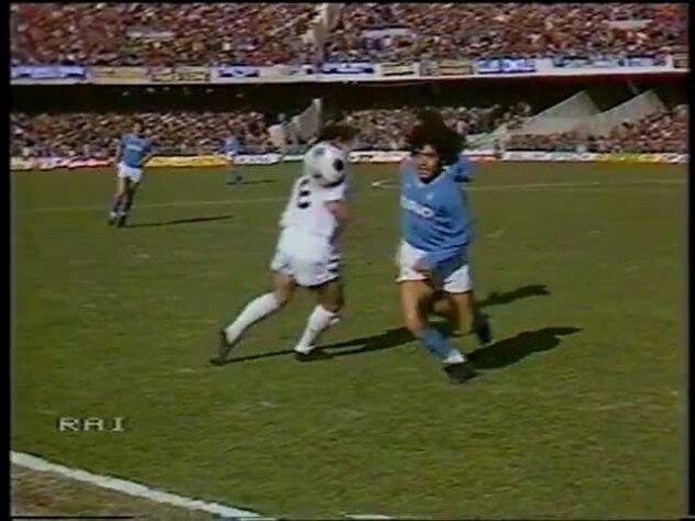 NAPOLI 4 X 0 LAZIO - SÉRIE A DE 1984-85: Na partida onde o Napoli sobrou em campo, Maradona sobrou. Fez dois gols e ainda foi responsável por gerar um gol contra do advesário. 