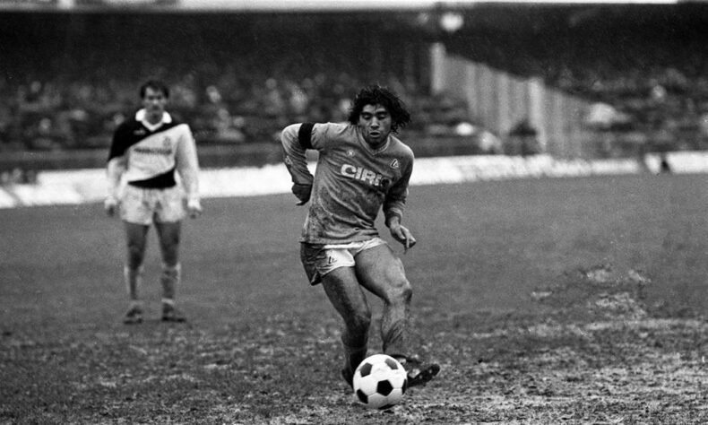 NAPOLI 4 X 3 UDINESE - SÉRIE A DE 1984-85: Com dois gols marcados neste jogo, o verdadeiro Maradona dava o cartão de visita para a torcida Azzurra. 