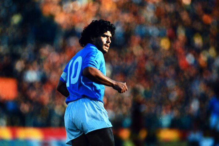 ROMA 0 X 1 NAPOLI - SÉRIE A DE 1986/87: Maradona fez o único gol do jogo que o deu o presente da primeira vitória no Estádio Olímpico de Roma. 