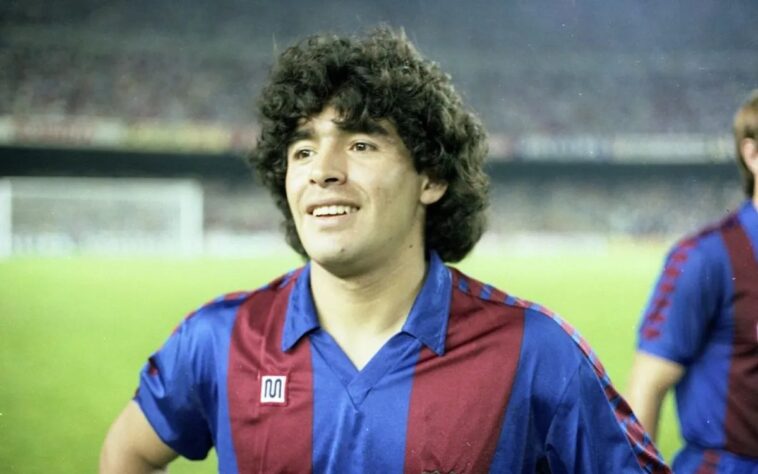 BARCELONA 2 X 1 ESTRELA VERMELHA - TAÇA DAS TAÇAS DE 1981/82: Maradona marcou os dois gols blaugranos naquela partida, dando o título da competição para a equipe da Catalunha.