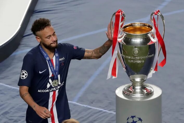 O DECLÍNIO EUROPEU: A final da Liga dos Campeões de 2020, foi marcada por um gol perdido incrível de Mbappé, uma defesa monumental de Neuer em um chute de Neymar, e a lei do ex aplicada por Coman, dando o título ao Bayern de Munique.