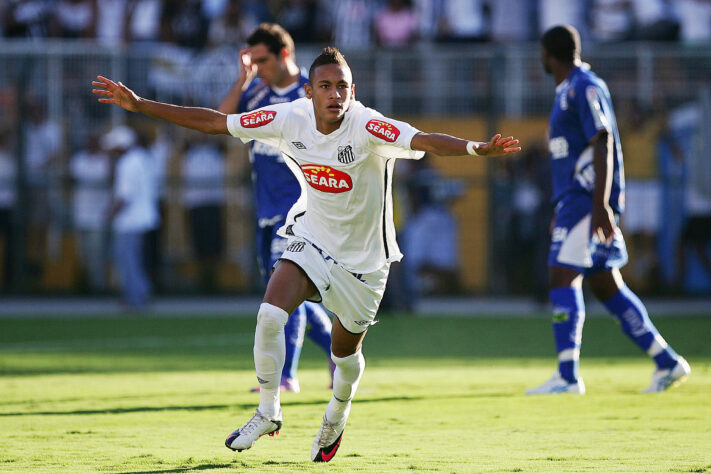 PAULISTÃO 2010: O primeiro título da carreira de Neymar. Aos 18 anos, ao lado de Ganso, o garoto liderou o Santos no Paulistão de 2010. Na final, diante do Santo André, ele e Ganso fizeram ótima partida e faturaram o troféu estadual. O jovem atacante fez 14 gols no campeonato.