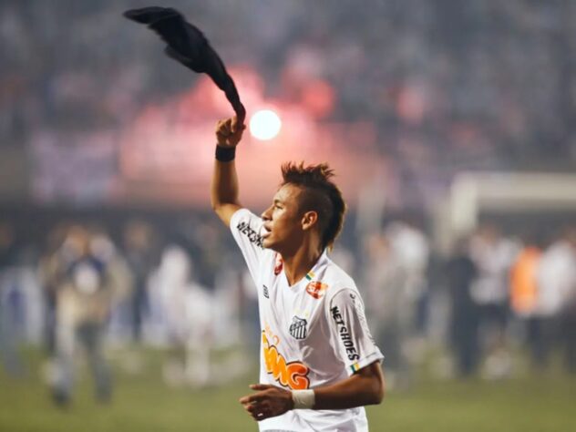 COPA LIBERTADORES 2011: Neymar marcava o seu nome na história do Santos ao conquistar a Libertadores de 2011. A partida de ida da final, contra o Peñarol, em Montevidéu, terminou sem gols, enquanto o jogo de volta, no Pacaembu, foi vencido pelo Peixe por 2 a 1. Neymar abriu o placar para o Alvinegro aos dois minutos do segundo tempo, Danilo ampliou aos 23, e Durval marcou para os uruguaios aos 34.