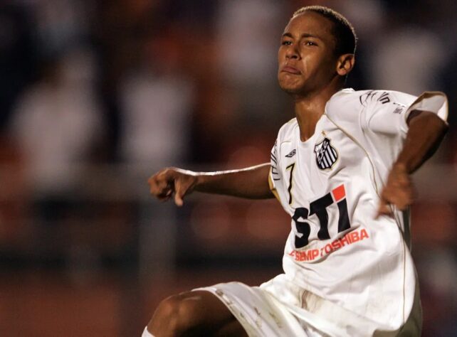 PRIMEIRO GOL COM A CAMISA DO PEIXE: No dia 15 de março de 2009, Neymar marcou um belo gol de peixinho, pelo Santos, no Pacaembu, contra o Mogi Mirim, marcando seu primeiro gol como profissional do clube. Ali começava a caminhada de 138 gols em 230 jogos. 