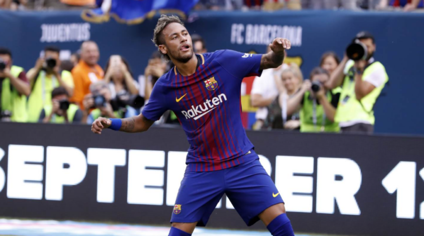 DESPEDIDA DOLOROSA: Neymar integrou um dos ataques mais marcantes da história do Barcelona, ao lado de Messi e Suárez. No total, o brasileiro disputou 186 partidas, marcou 105 gols e deu 59 assistências com as cores do clube catalão. Neymar marcou seu último gol pelo Barcelona contra a Juventus, em um amistoso de pré-temporada, antes da sua transferência para o PSG, em agosto de 2017. 