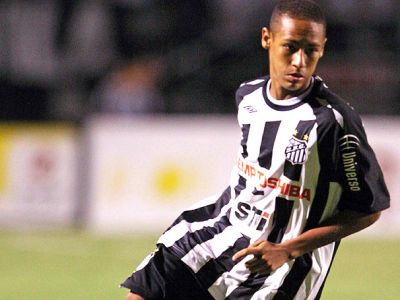 ESTREIA PELO SANTOS: Já considerado uma das maiores promessas de sua geração, Neymar entrou em campo pela primeira vez como profissional pelo Santos diante do Oeste de Itápolis, no Campeonato Paulista de 2009.