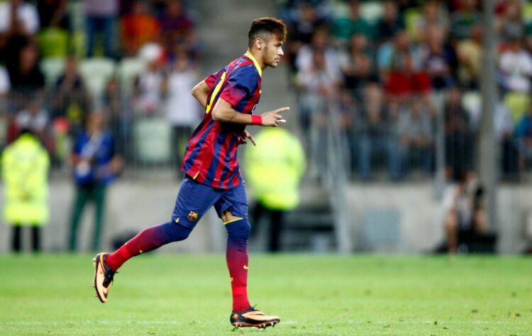 ESTREIA TÍMIDA: No dia 29 de julho de 2013, uma segunda-feira, Neymar estreou com a camisa do Barça, diante do Lechia Gdansk, da Polônia. O jogo terminou empatado por 2 a 2. 