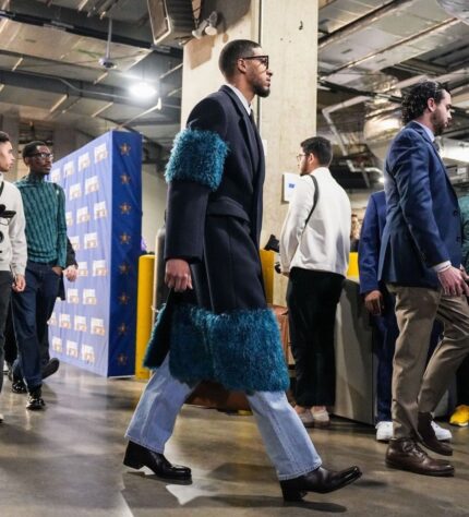 Tyrese Haliburton - Armador do Indiana Pacers, escolheu um casaco com pelugem, da coleção de inverno da Prada de 2022. Nas mãos, levou uma bolsa de Hérmes. 