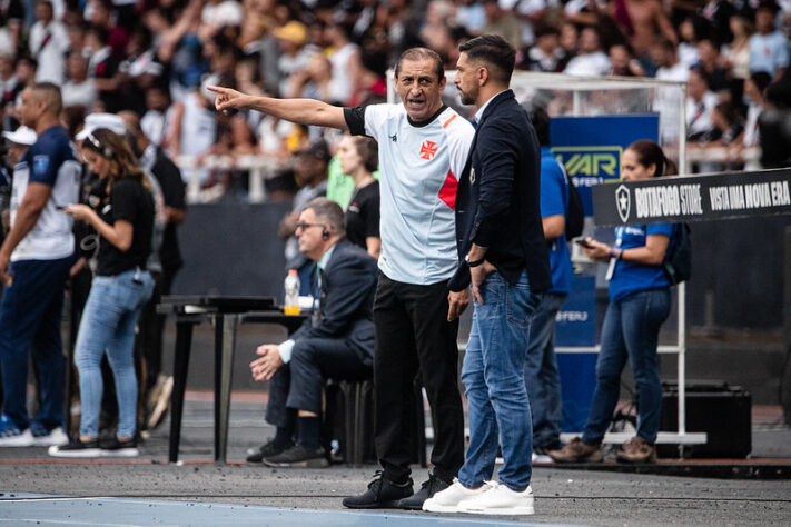 1º - Vasco (52 trocas e 38 técnicos)