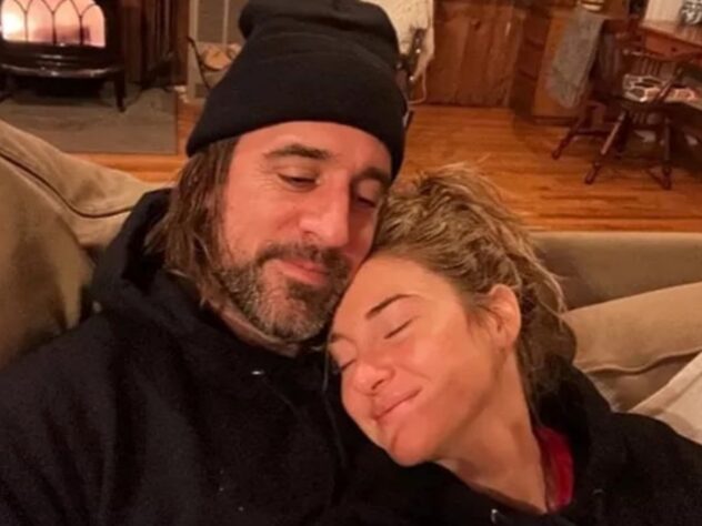 Aaron Rodgers e Shailene Woodley - A atriz teve um relacionamento com o quarterback, que atualmente atua pelo New York Jets, por dois anos. Os dois chegaram a ficar noivos, mas a relação chegou ao fim em 2022.