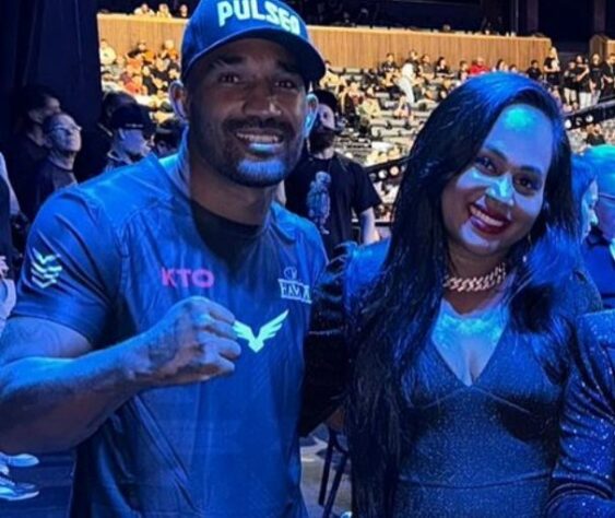Esquiva Falcão, pugilista brasileiro, também acompanhou ao embate.