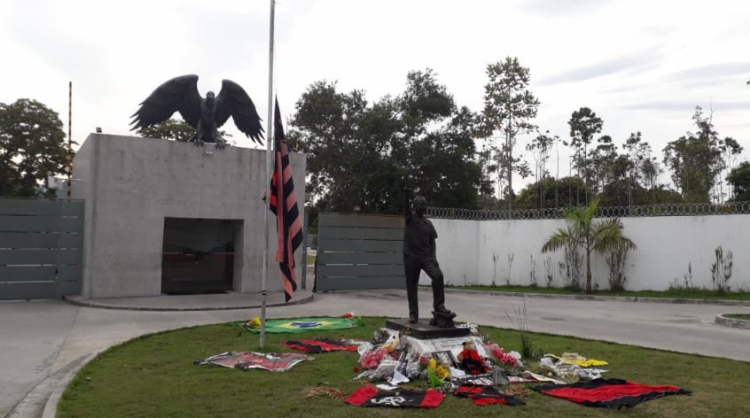 O incêndio no Ninho do Urubu completa cinco anos nesta quinta-feira (8). Dez garotos da base rubro-negra, que tinham entre 14 e 16 anos, morreram no local. Além das vítimas, 16 jovens conseguiram sobreviver à tragédia. Confira na galeria a seguir como estão os jovens atualmente.