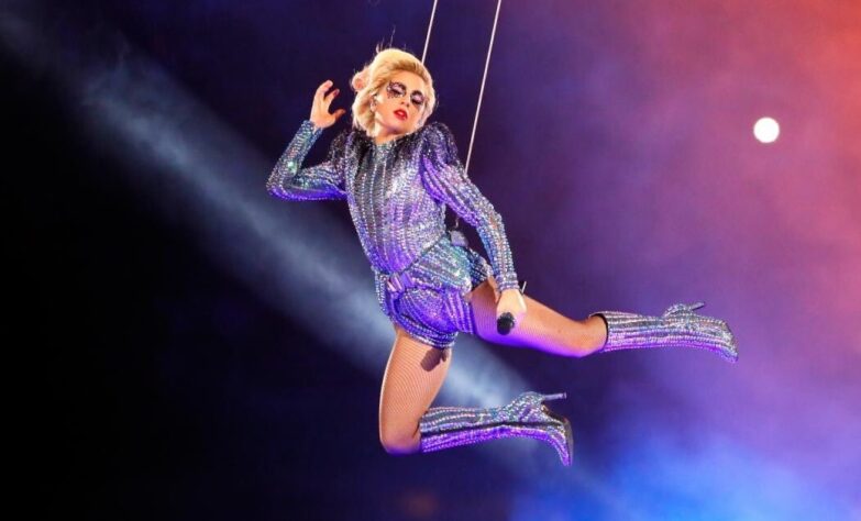 Lady Gaga, em 2017 - Com hits como "Poker Face" e "Bad Romance", a cantora provou todo seu potencial e marcou a história do Super Bowl em show visualmente impactante, que incluiu Gaga caindo em queda livre.
