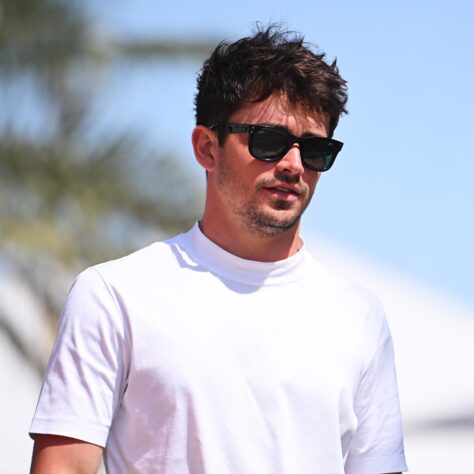 Charles Leclerc - Da Ferrari, escolheu um estilo muito básico para se apresentar.