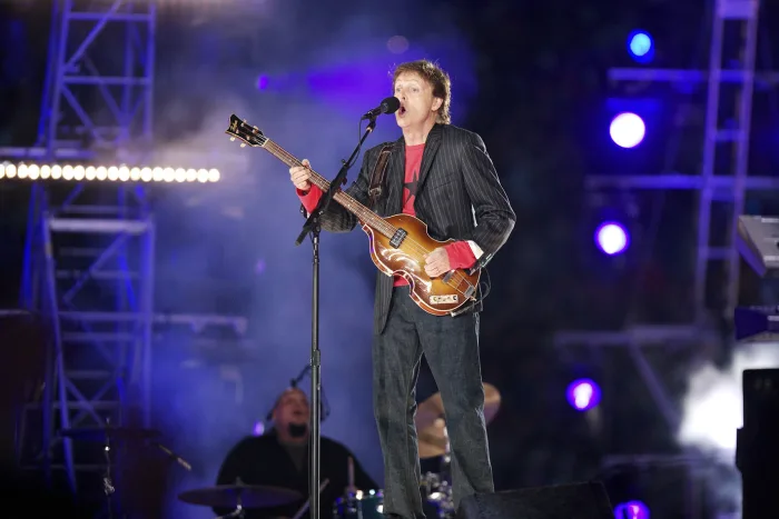 Paul McCartney, em 2005 - O ex-Beatle iniciou a performance com "Drive My Car", da banda inglesa, e encerrou com a tão amada "Hey Jude", assim marcando a história do Super Bowl.