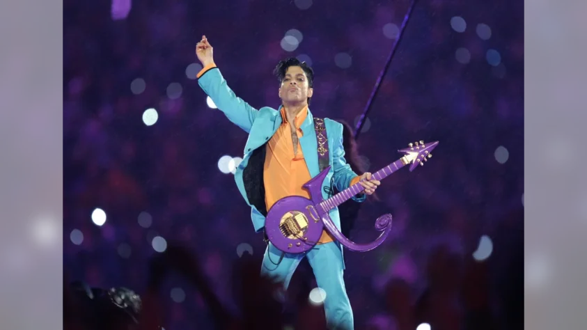 Prince, em 2007 - Considerado por muitos o melhor show de intervalo do Super Bowl, o cantor norte-americano tocou diversos covers, além da histórica performance de "Purple Rain"