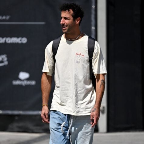 Daniel Ricciardo - Assim como Hamilton, Ricciardo apostou em acessórios, mas com um look mais "streetwear".