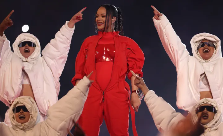 Rihanna, em 2023 - A cantora foi a última artista a se apresentar na final da NFL, e, além da grande performance, marcou a história do evento ao anunciar a gravidez de seu segundo filho. 