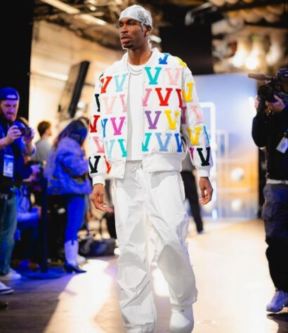 Shai Gilgeous: O atleta do Oklahoma City Thunder apostou em um look quase todo branco, usando uma jaqueta da Louis Vuitton personalizada e em homenagem ao estilista Virgil Abloh. Quanto aos sapatos, escolheu um coturno branco da Balenciaga.