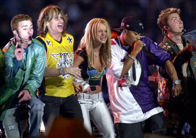 Aerosmith e 'NSync, em 2001 - As bandas contaram com a participação especial de Britney Spears, Nelly e Mary J. Blinge, o que tornou a apresentação ainda mais memorável.