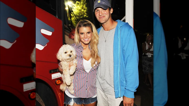Tony Romo e Jessica Simpson - A cantora e o ex-quarterback do Dallas Cowboys manteram um relacionamento por dois anos, chegando ao fim em 2009.