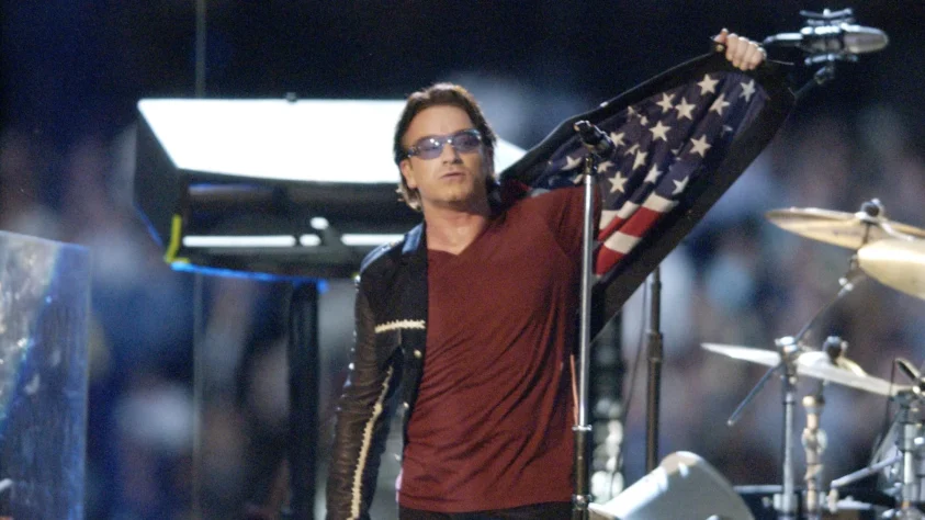 U2, em 2002 - É até hoje uma dos shows mais emocionantes da final da NFL. Bono, vocalista da banda, homenageou as vítimas do atentado de 11 de setembro, com um repertório que contava com músicas como " Beautiful Day" e "Where The Streets Have No Name". 