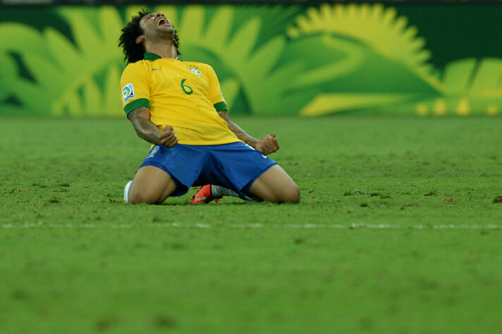 Marcelo - Lateral-esquerdo do Fluminense (Foto: AFP PHOTO/VANDERLEI ALMEIDA)