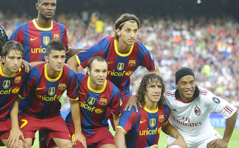 9. Reencontro com o Barcelona - O craque iria tirar uma foto icônica ao reencontrar seus companheiros de Barcelona em uma partida de Champions, na temporada 2010/11.